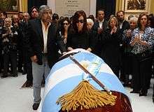 Cristina Fernández de Kirchner and Hugo Moyanoin front of Kirchner's casket