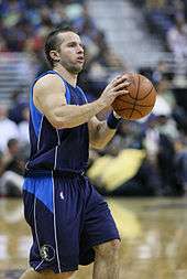 José Juan Barea in a Dallas Mavericks uniform, looking to pass the ball